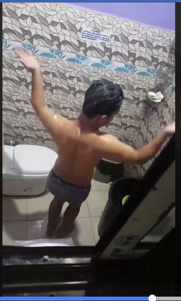 Pria ini tirukan dance Momoland 'Bboom Bboom' saat mandi, kocak abis