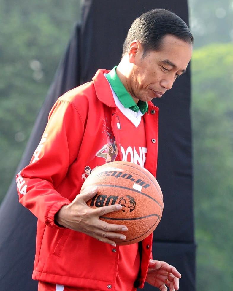 9 Aksi Jokowi main bola basket bareng DBL, keren kenakan jaket merah