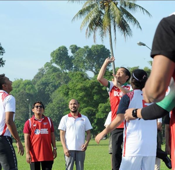 9 Aksi Jokowi main bola basket bareng DBL, keren kenakan jaket merah
