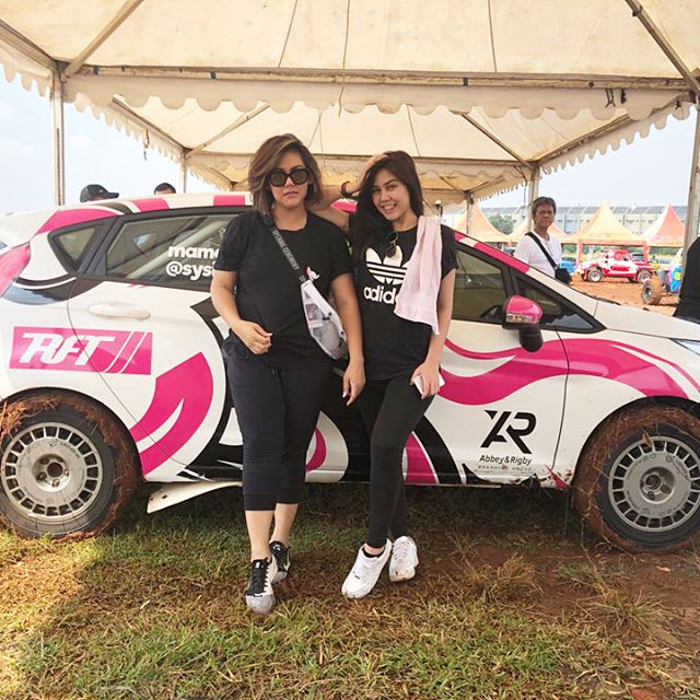 Tampil di balap reli, ini gaya Sissy Priscillia & Vanesha Prescilla