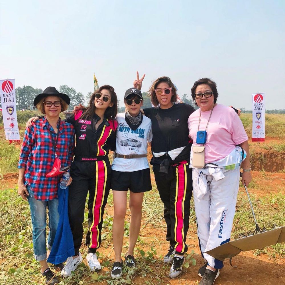 Tampil di balap reli, ini gaya Sissy Priscillia & Vanesha Prescilla