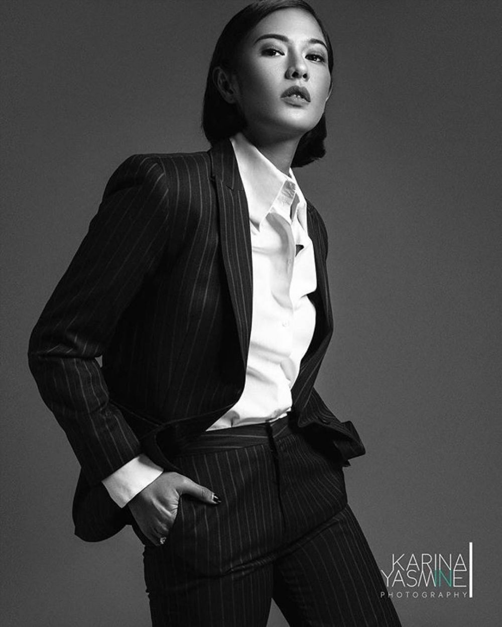 Bergaya mirip cowok, 9 penampilan Dian Sastro ini bikin pangling