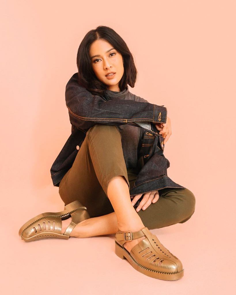 Bergaya mirip cowok, 9 penampilan Dian Sastro ini bikin pangling