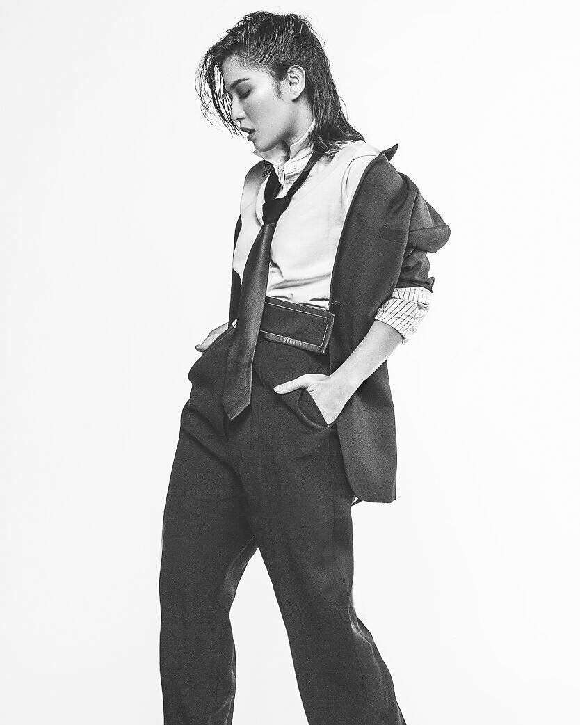 Bergaya mirip cowok, 9 penampilan Dian Sastro ini bikin pangling