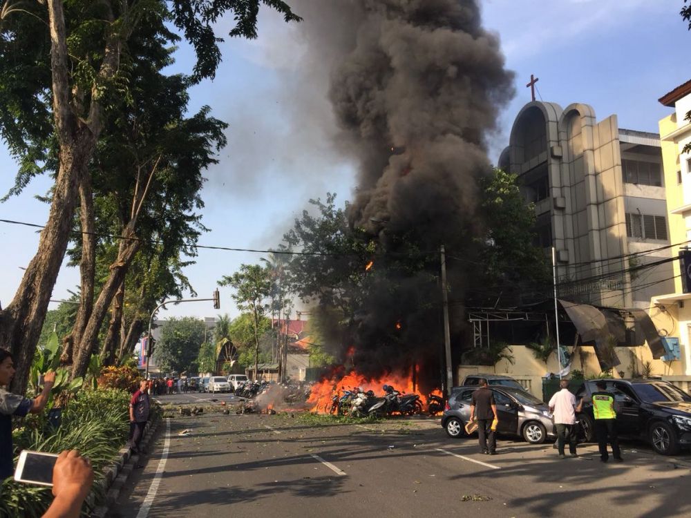 Aksi heroik 2 petugas keamanan gereja halangi pelaku bom di Surabaya