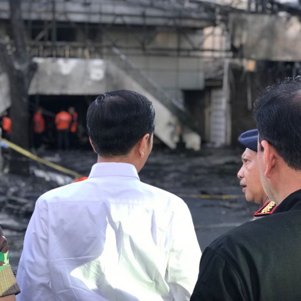 4 Aksi Jokowi turun langsung tinjau lokasi teror bom di Surabaya
