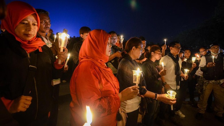 7 Potret haru aksi solidaritas bom Surabaya dari berbagai kota