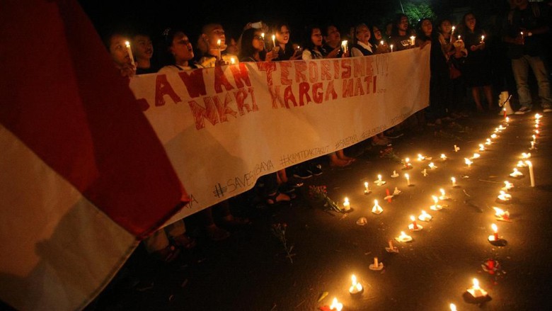 7 Potret haru aksi solidaritas bom Surabaya dari berbagai kota