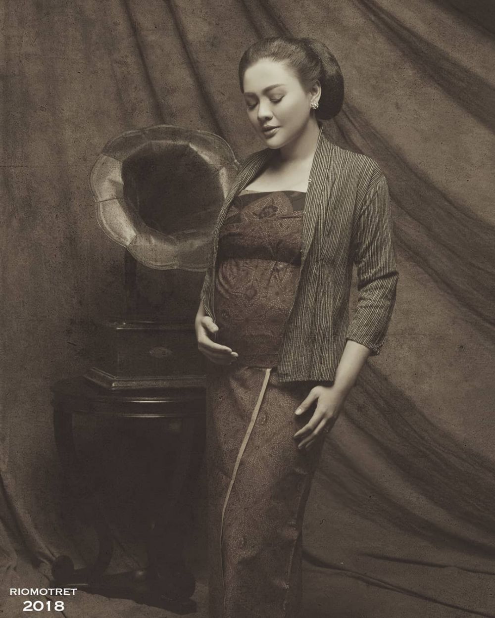 11 Potret maternity Vicky Shu dalam konsep tradisional dan modern