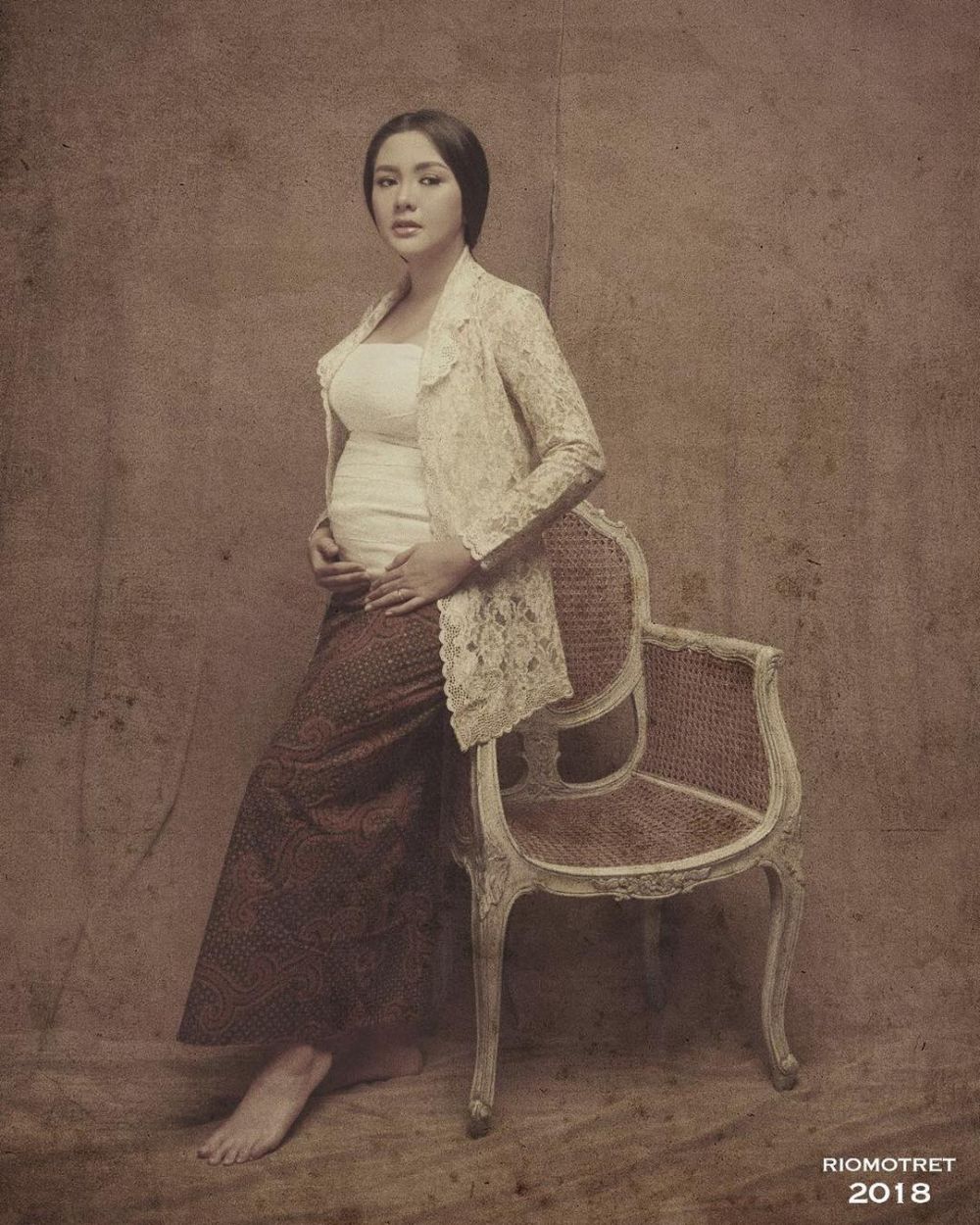 11 Potret maternity Vicky Shu dalam konsep tradisional dan modern