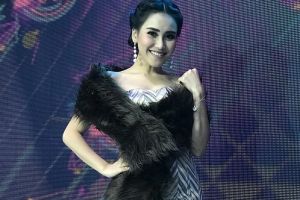 Pamer foto bareng Bilqiz pakai mukena, Ayu Ting Ting panen cibiran