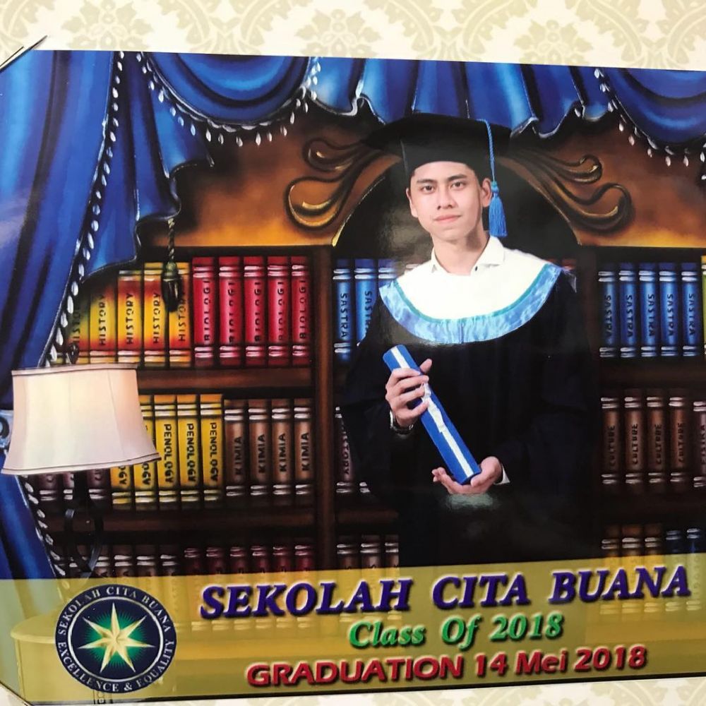 Dihadiri kedua orangtuanya, ini 10 momen wisuda adik Verrell Bramasta