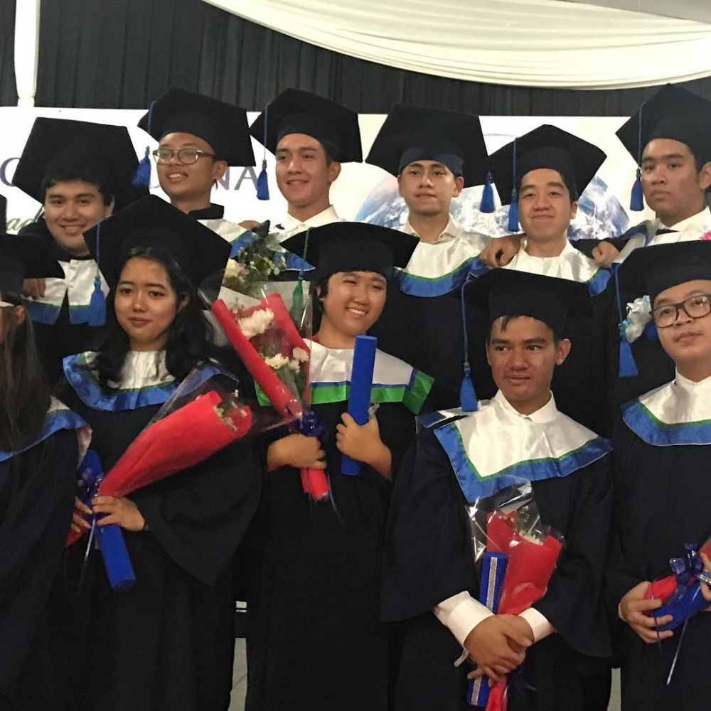 Dihadiri kedua orangtuanya, ini 10 momen wisuda adik Verrell Bramasta