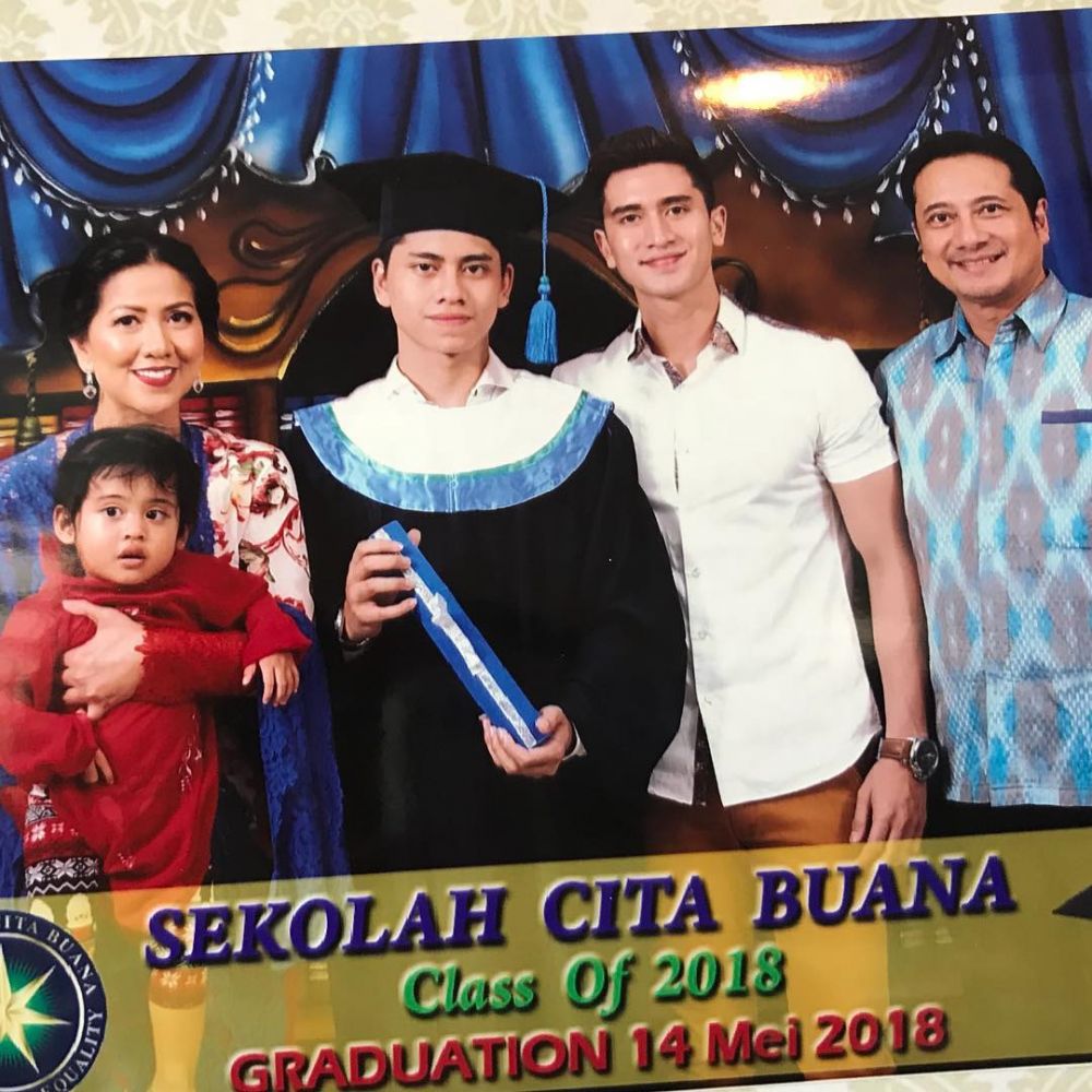 Dihadiri kedua orangtuanya, ini 10 momen wisuda adik Verrell Bramasta