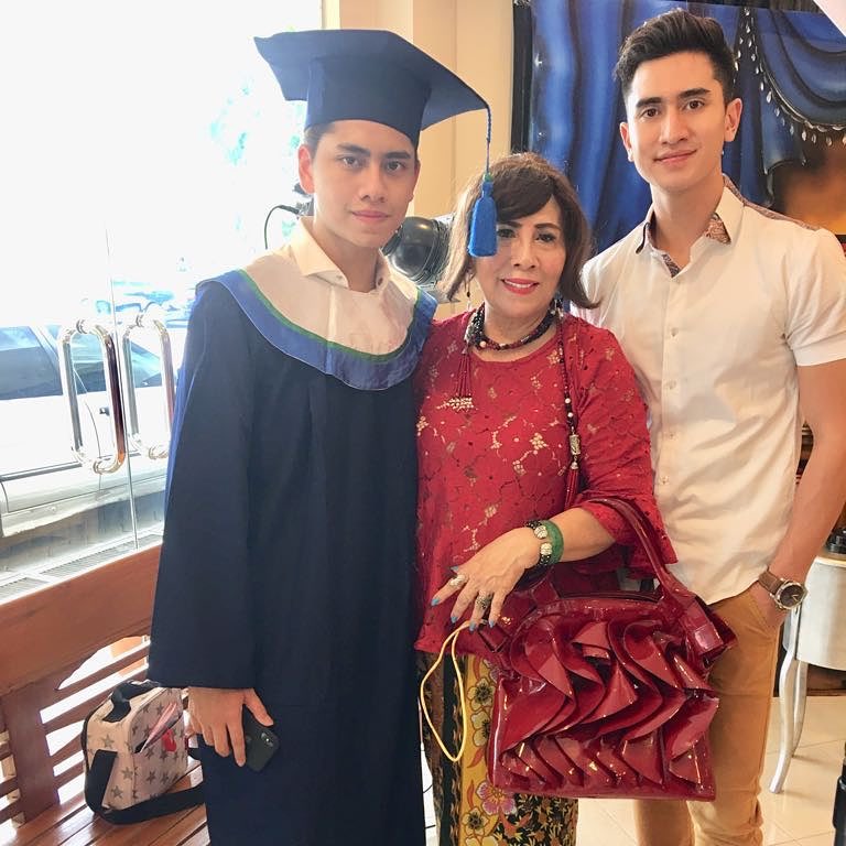Dihadiri kedua orangtuanya, ini 10 momen wisuda adik Verrell Bramasta