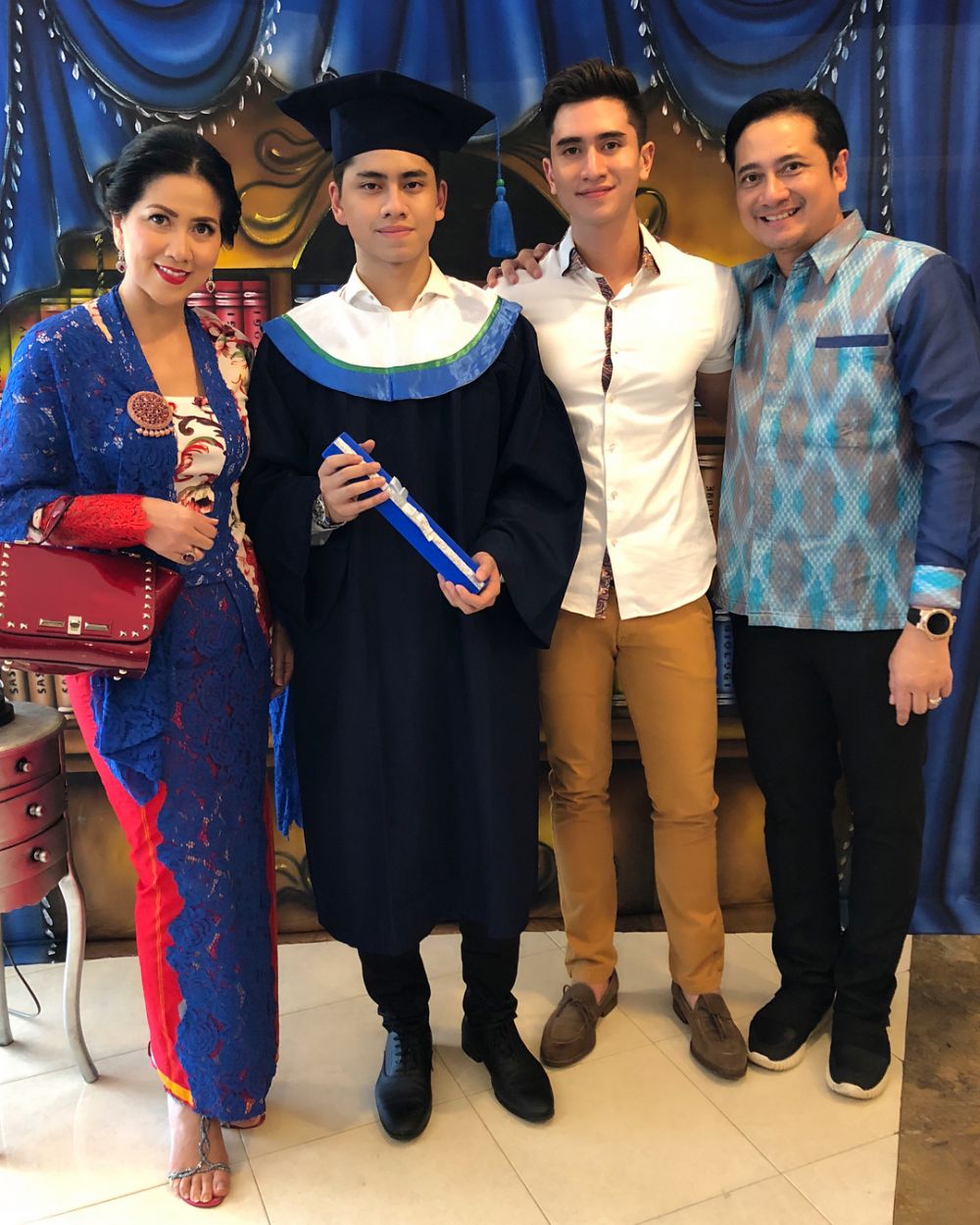 Dihadiri kedua orangtuanya, ini 10 momen wisuda adik Verrell Bramasta