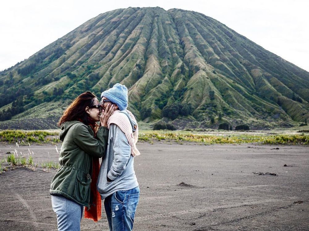 10 Potret kemesraan Ridho Slank dengan sang istri, kayak masih pacaran