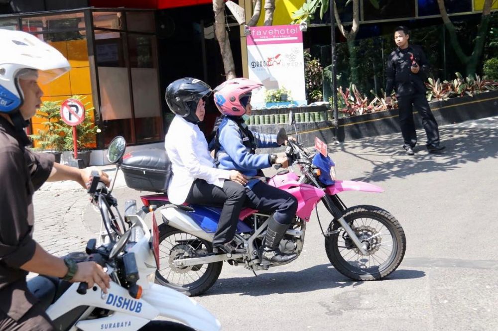 6 Aksi Wali Kota Risma patroli naik motor pantau keamanan usai teror 