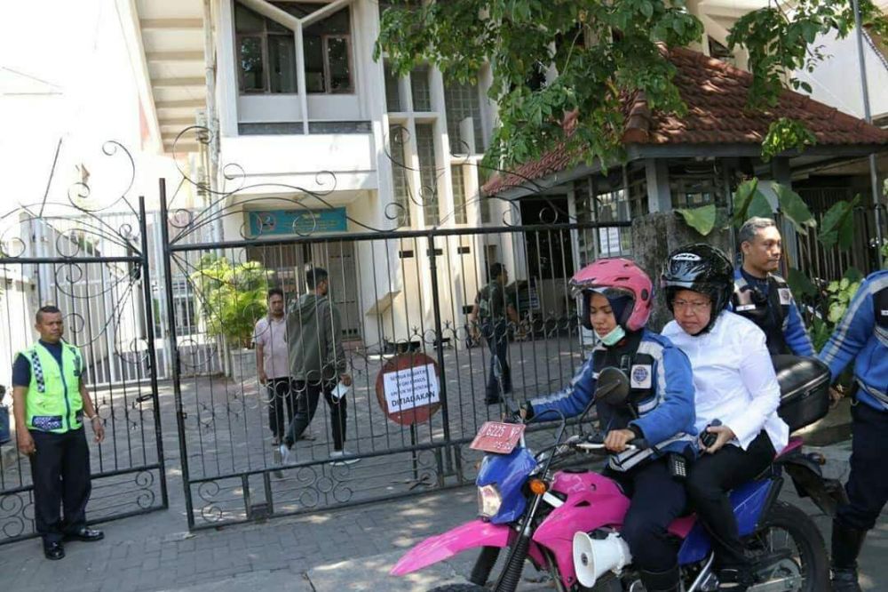 6 Aksi Wali Kota Risma patroli naik motor pantau keamanan usai teror 