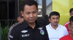 5 Foto AKBP Roni, polisi yang selamatkan bocah di TKP bom Polrestabes