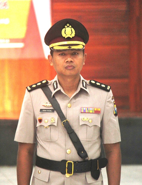 5 Foto AKBP Roni, polisi yang selamatkan bocah di TKP bom Polrestabes