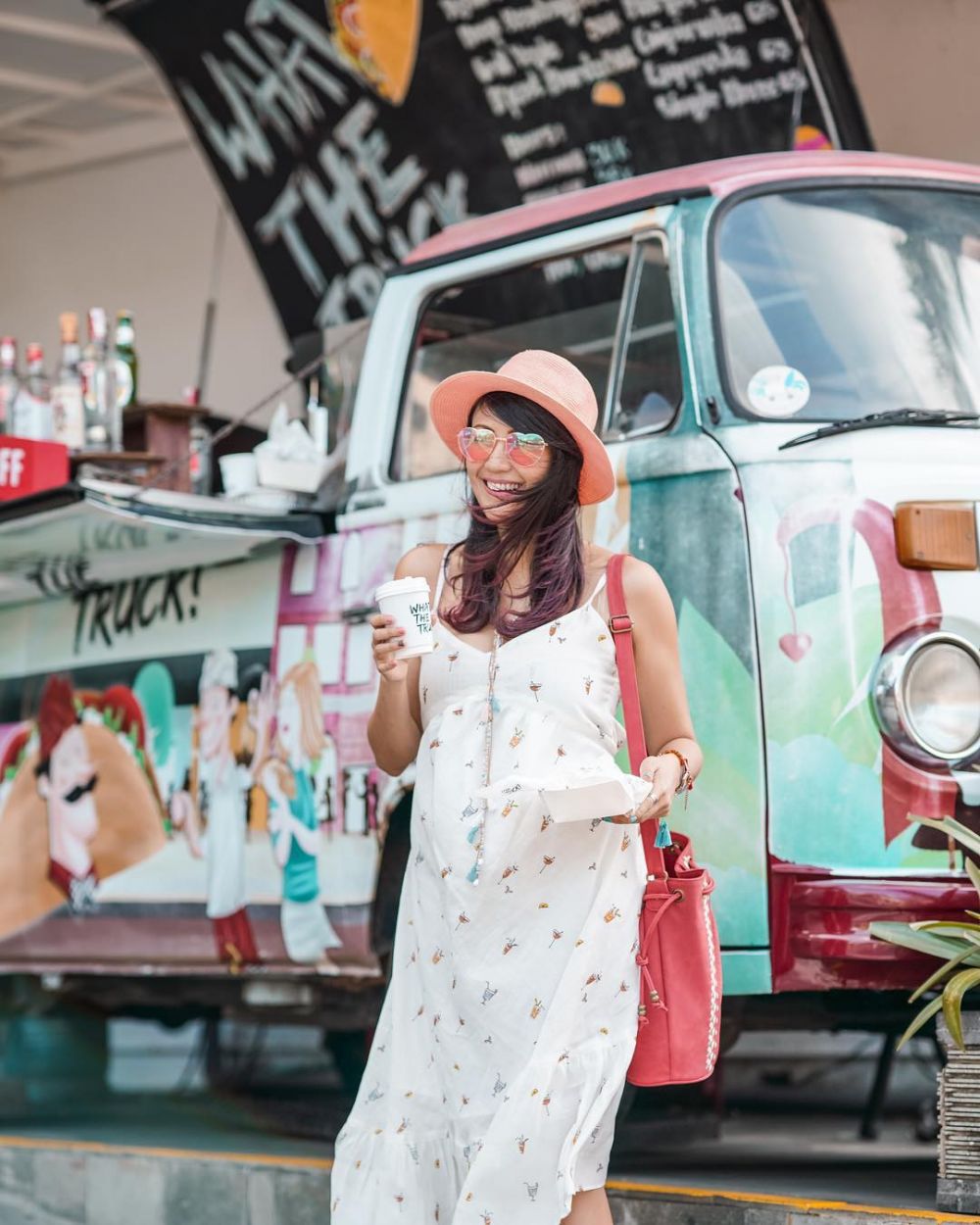 Hamil anak kedua, ini 7 potret Sharena Delon pamer perut buncit