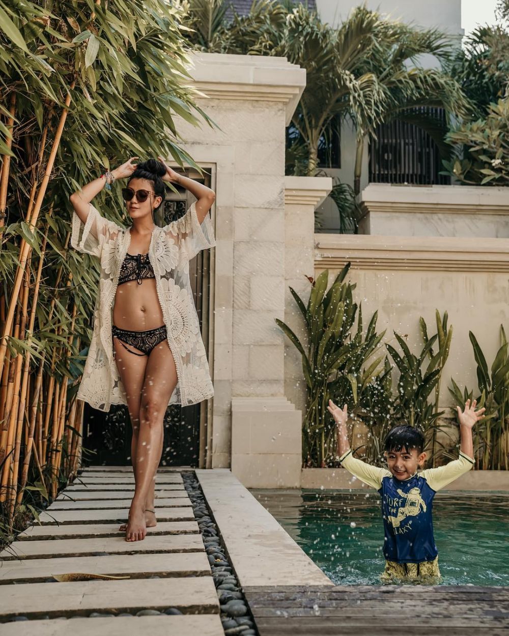 Hamil anak kedua, ini 7 potret Sharena Delon pamer perut buncit