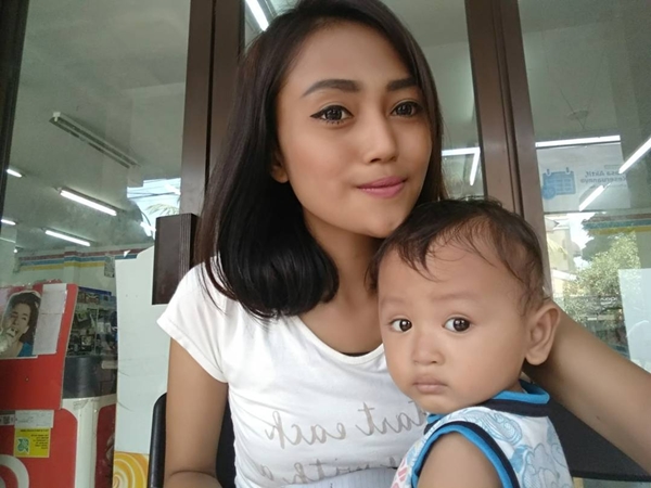 Gogon ternyata punya menantu cantik, ini 8 pesonanya saat asuh anak