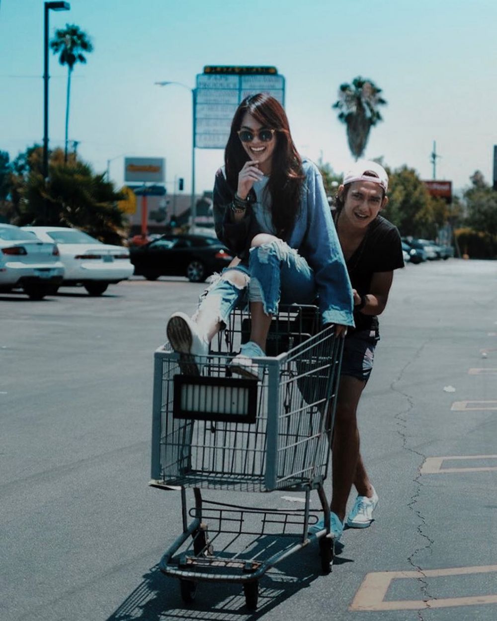 8 Seleb ini ketahuan naik troli belanjaan, kelakuannya nyeleneh abis