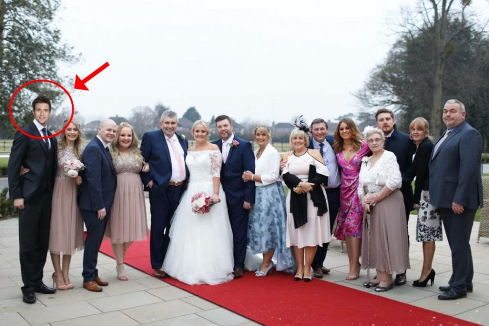 Tak mau satu frame sama mantan, editan foto wanita ini mengejutkan