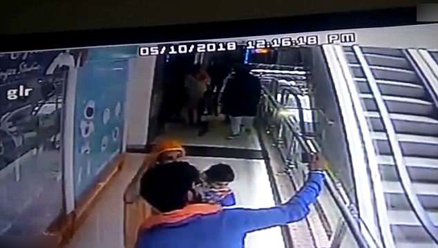 Ngeri, bocah ini tewas jatuh dari eskalator akibat ibunya sibuk selfie