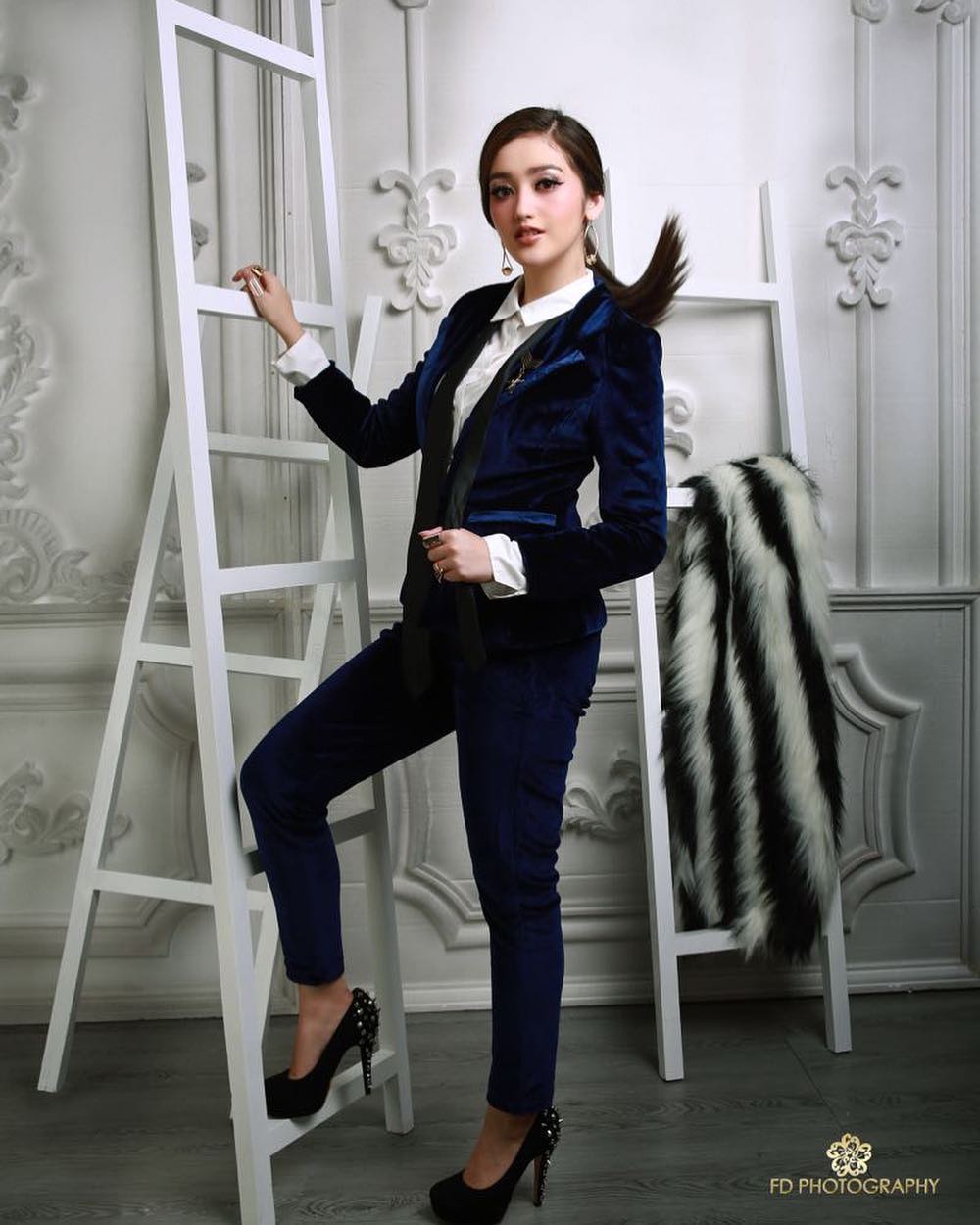 5 Gaya padu padan outerwear ala Ranty Maria, bikin makin stylish