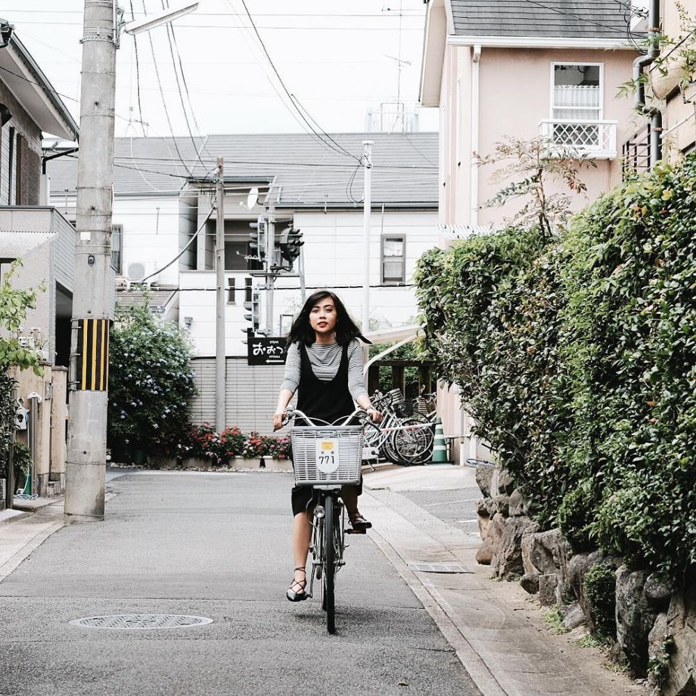 10 Potret Mia Sesaria, istri Rendy Pandugo yang cantik dan stylish