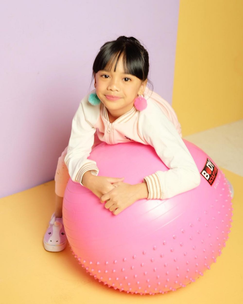 10 Gaya Neona, putri bungsu Nola Be3 yang imut dan stylish abis