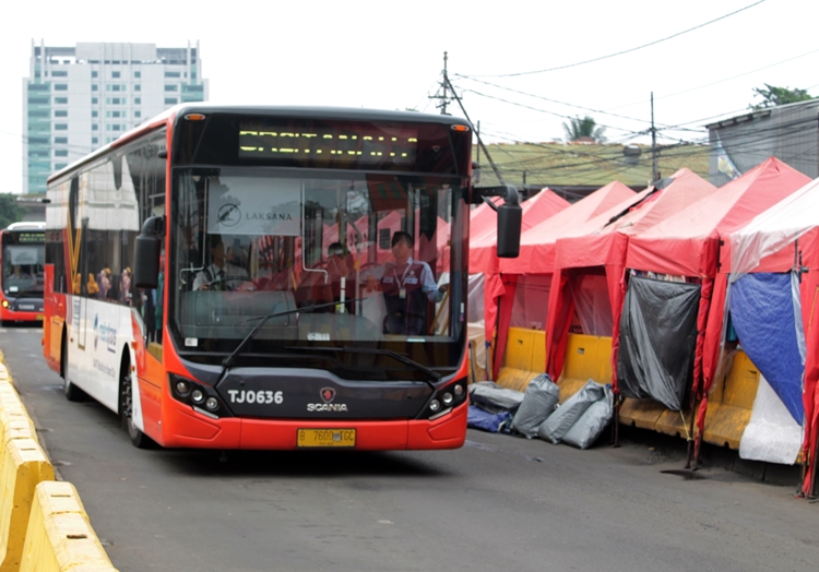 Ngabuburit bareng Fatin dan The Overtunes di halte TransJakarta  