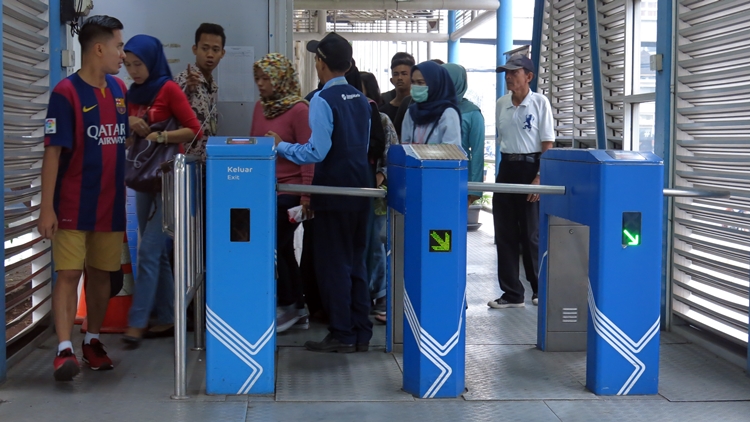 Ngabuburit bareng Fatin dan The Overtunes di halte TransJakarta  