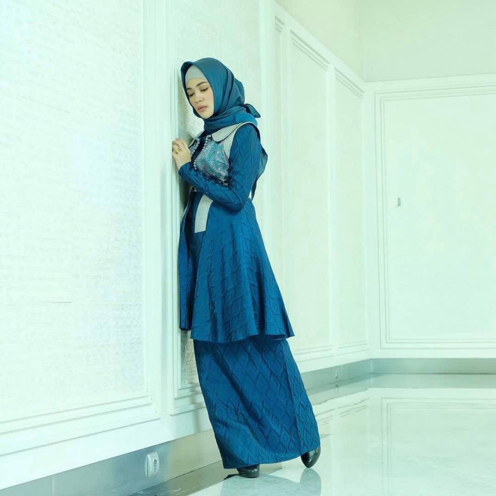 Tampil tertutup, ini 10 potret cantik Indah Dewi Pertiwi berhijab