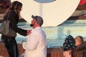 Aksi bocah pipis di video lamaran ibunya ini bikin gagal romantis