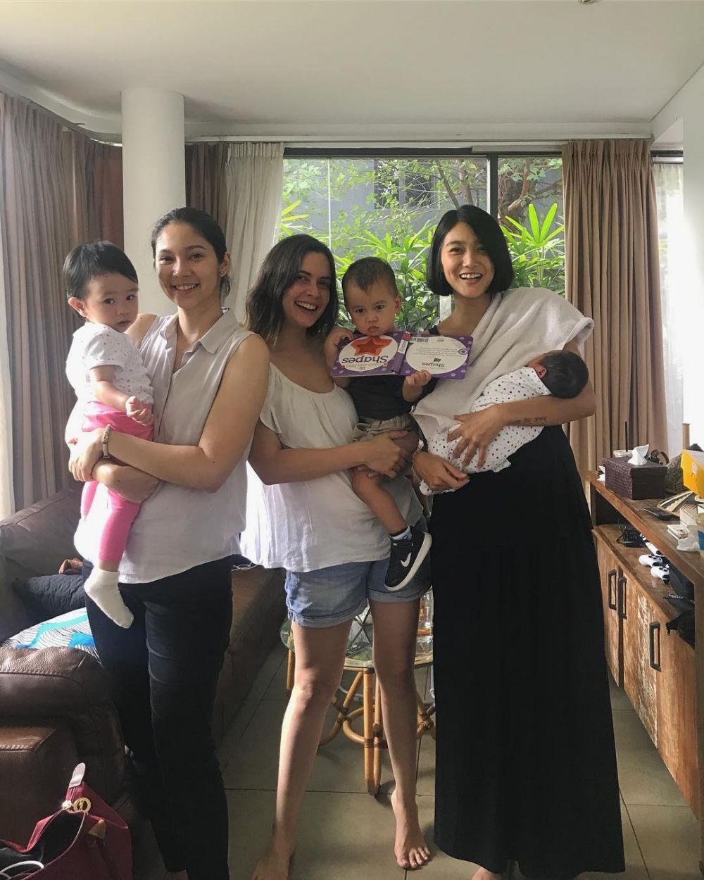 Jadi ibu baru, begini 8 potret Dominique Diyose merawat bayinya