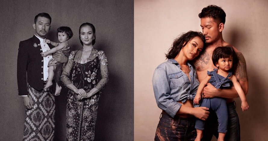 10 Gaya foto keluarga Rio Dewanto dengan beragam konsep, kece maksimal