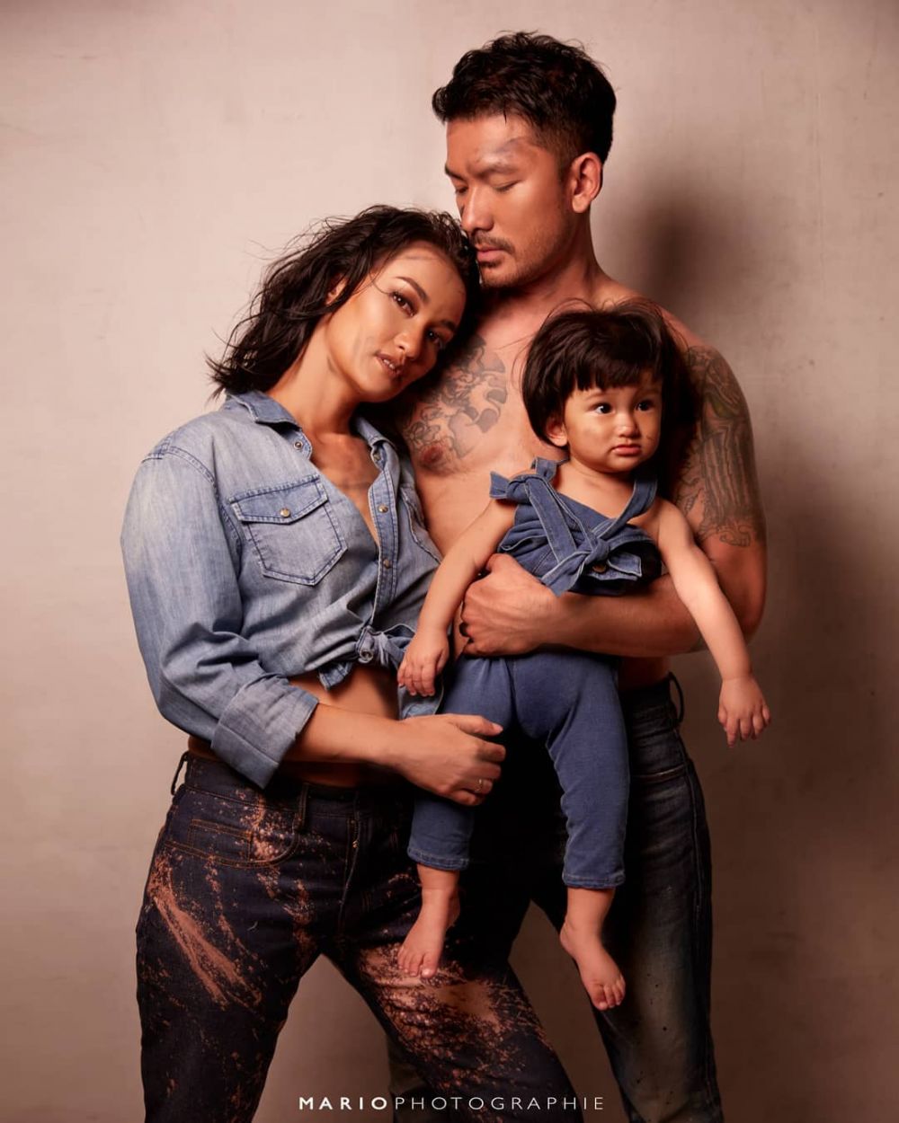 10 Gaya foto keluarga Rio Dewanto dengan beragam konsep, kece maksimal