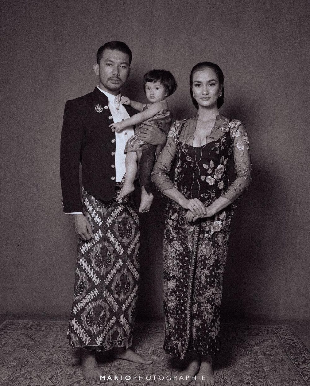 10 Gaya foto keluarga Rio Dewanto dengan beragam konsep, kece maksimal