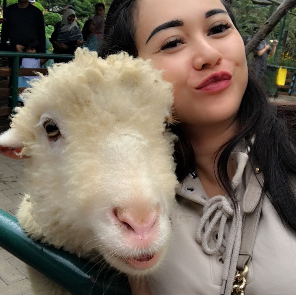 7 Potret ini tunjukkan Aura Kasih penyayang binatang, sweet banget