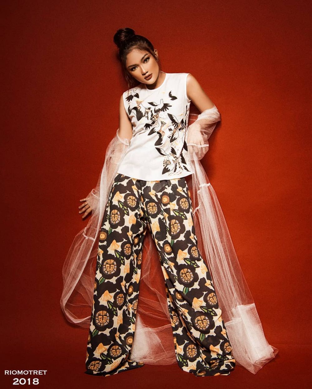 Bak model profesional, begini 8 pose Marion Jola saat pemotretan