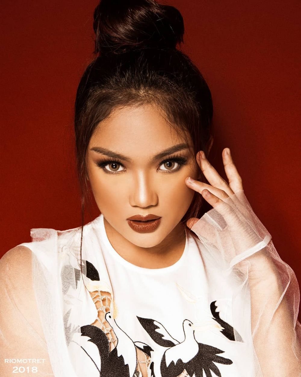 Bak model profesional, begini 8 pose Marion Jola saat pemotretan