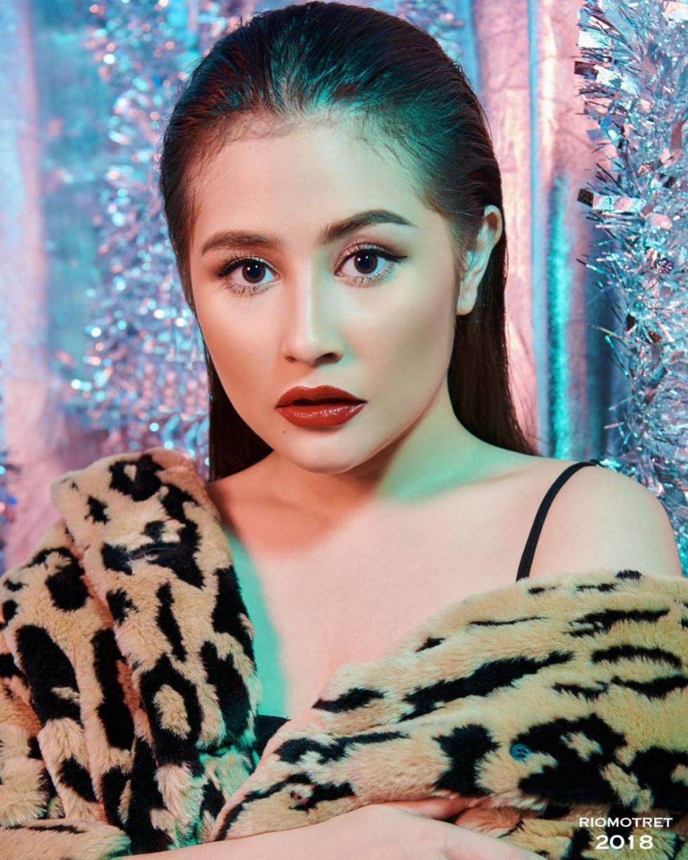 Gaya 10 seleb Tanah Air dengan bibir merah sensual, seksi abis