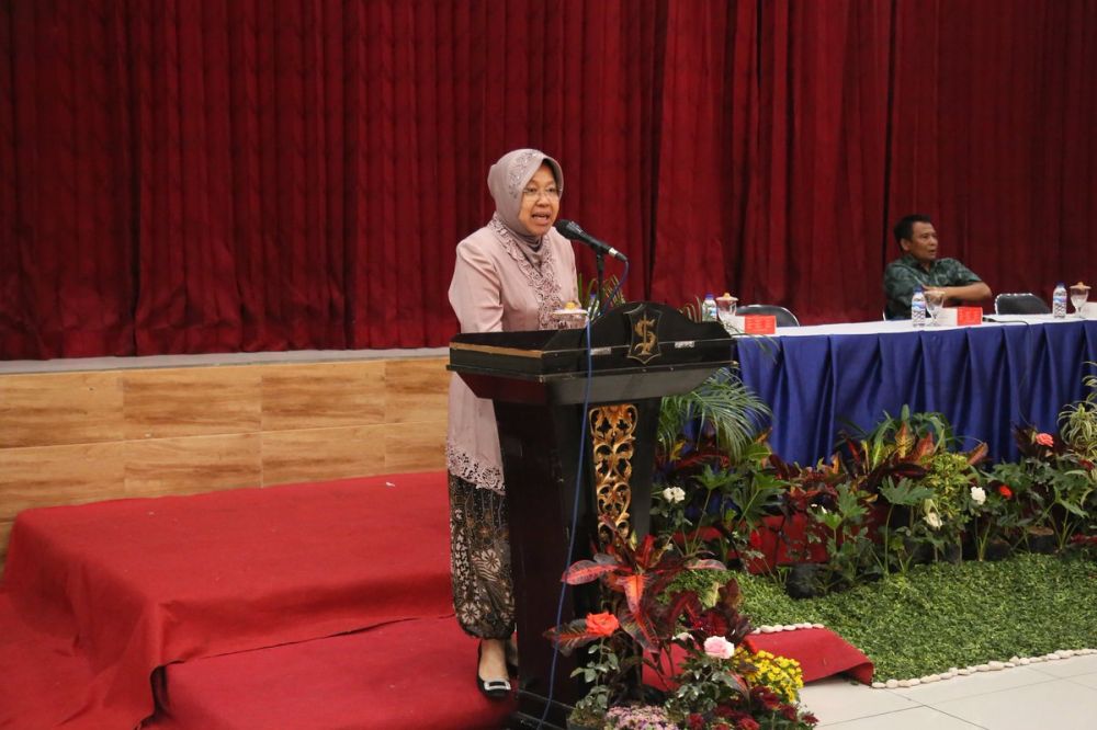5 Aksi detik-detik Risma mendadak sujud di hadapan takmir masjid
