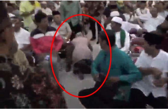 5 Aksi detik-detik Risma mendadak sujud di hadapan takmir masjid