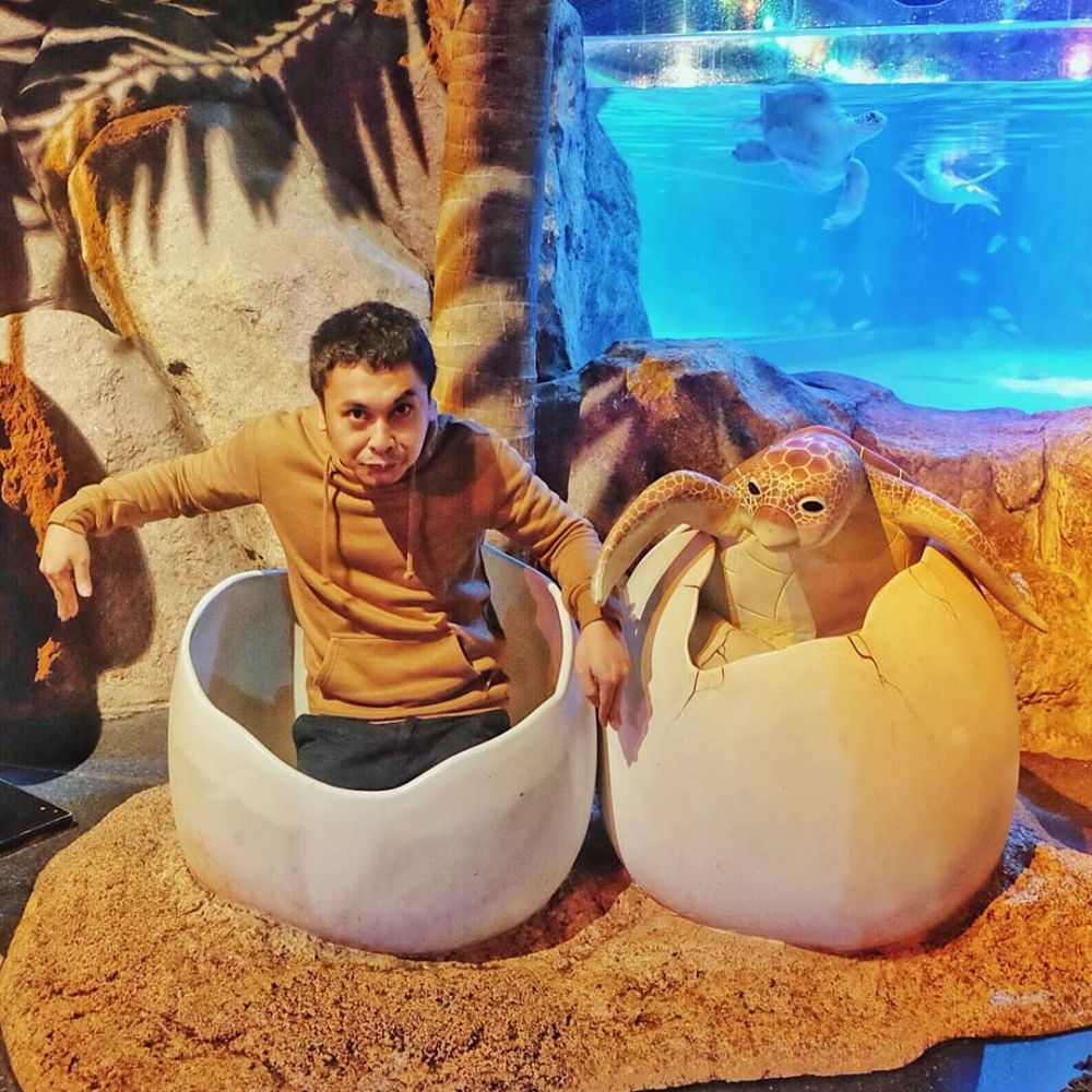 Bukan pamer kemesraan, ini 6 gaya nyeleneh Raditya Dika saat honeymoon