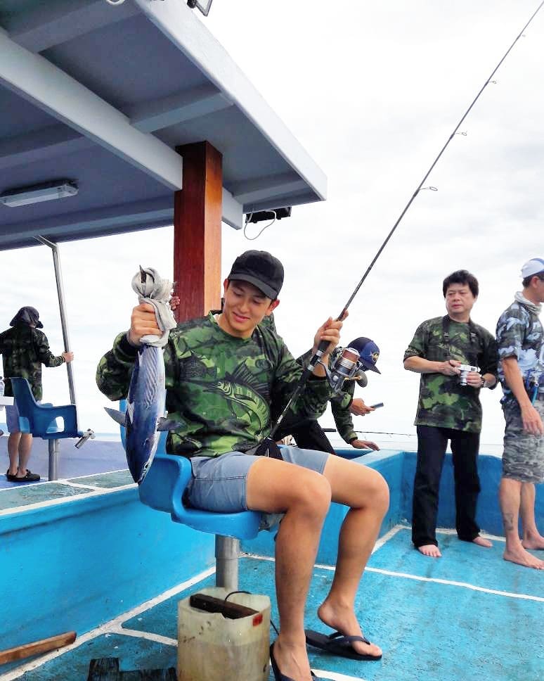 10 Gaya santai Rio Haryanto di luar sirkuit, hobi mancing di laut lho